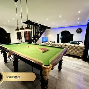 4 Bedroom House, Heathrow Airport, Luxe , Colnbrook United Kingdom
